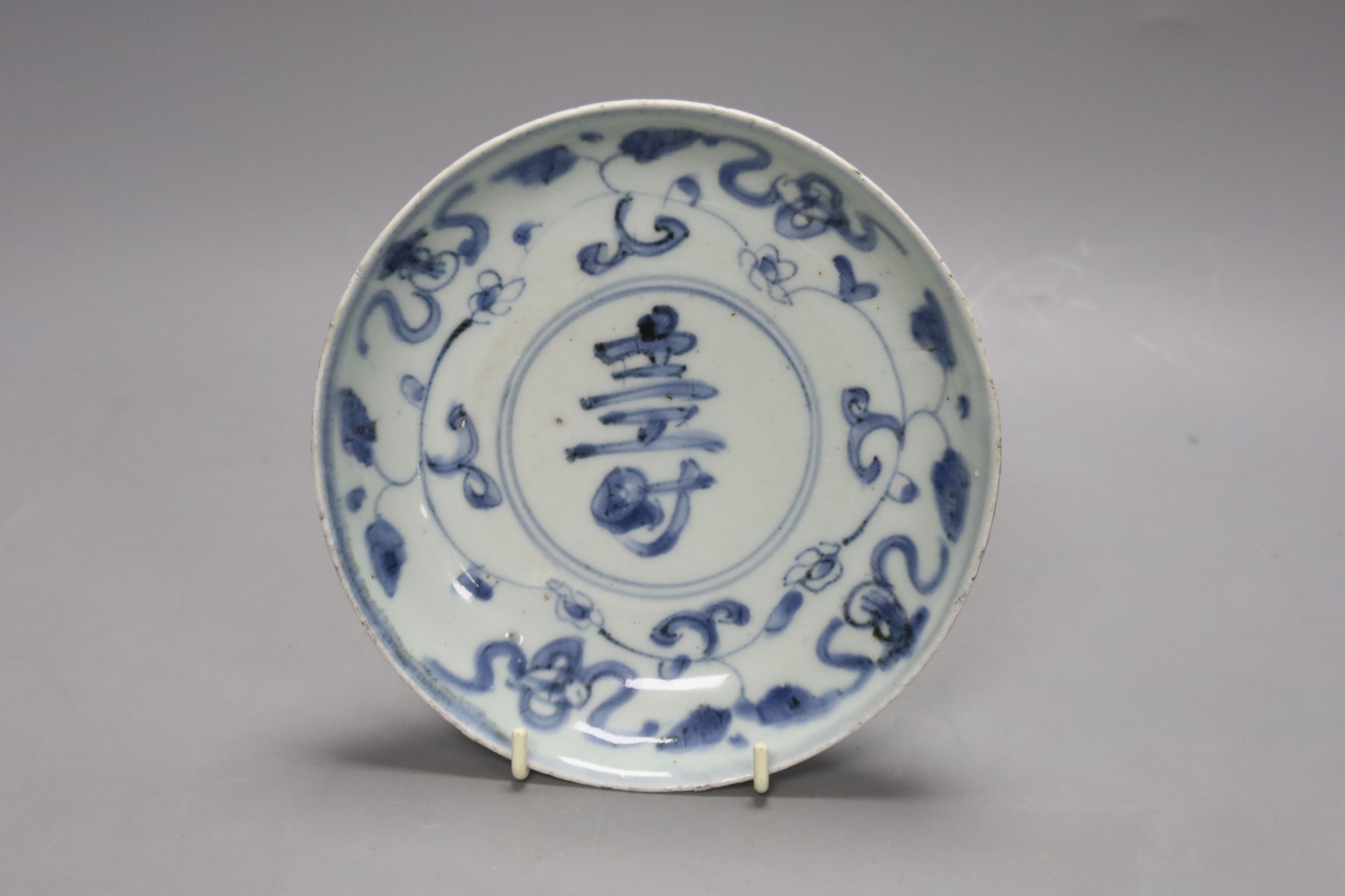 A Chinese blue and white saucer dish, late Transitional - early Kangxi period, diameter 17cm